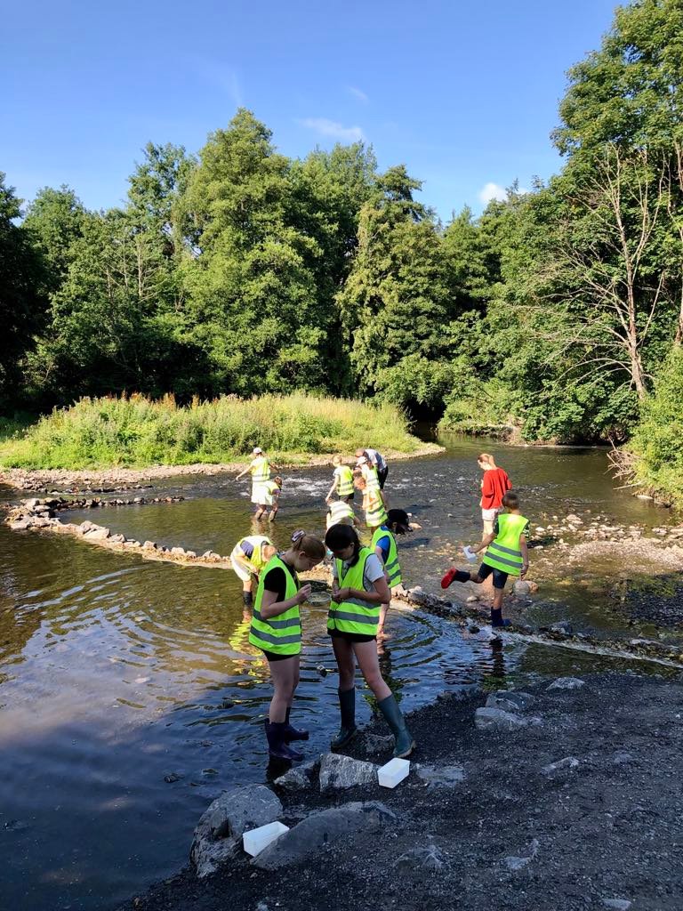 Enfants pêchant dans la rivière