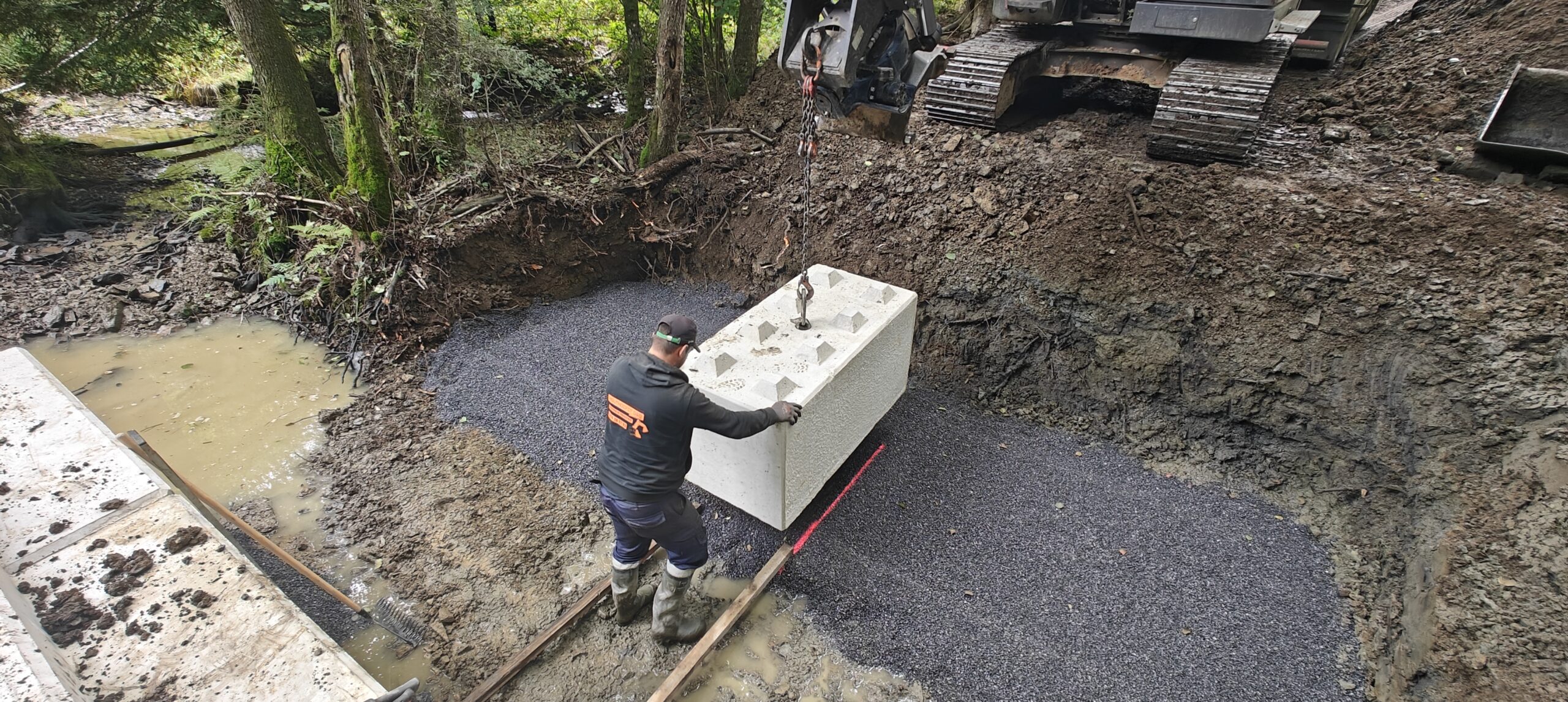 Travaux d'aménagement d'une passe à poissons sur un cours d'eau